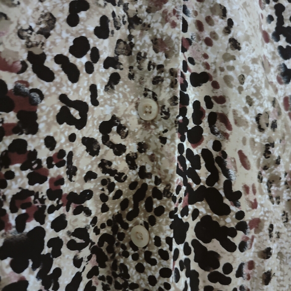 Dana Buchman Blouse In XL. Collared, Button Up, Leopard Print, Short Sleeves - Picture 3 of 8